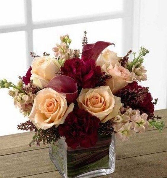 Aranžman za sto ruže, kale, karanfil, frezije u staklenoj posudi