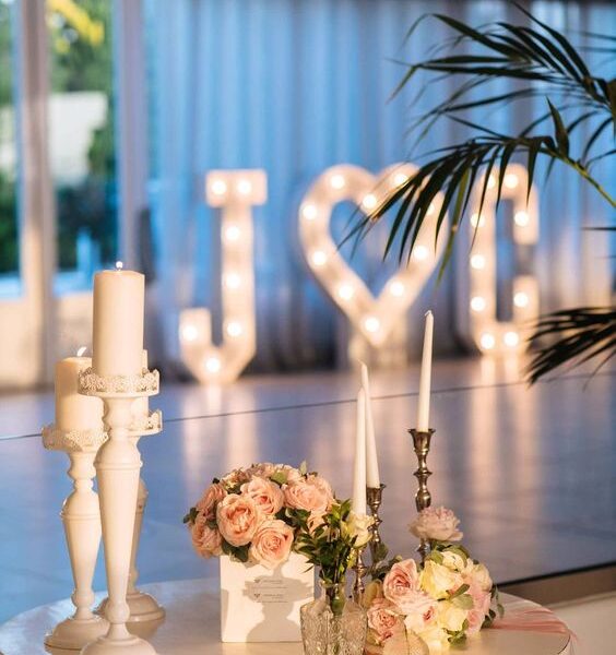 Svećnjaci ukrašeni cvećem