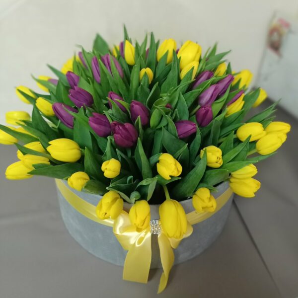 Lale i ruže u plišanoj kutiji. Aranžman br. 123