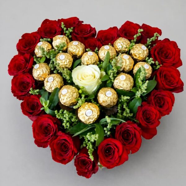 cvetno srce sa ružama i čokoladama