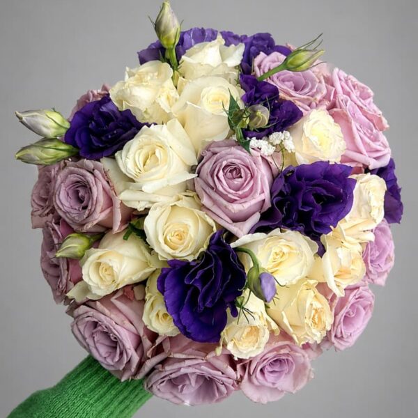 bidermajer od ruža i ljubičastog lizijantusa