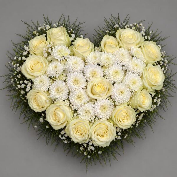 cvetno srce od belih ruža za dekoraciju auta