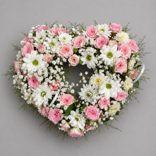 cvetni aranžman u obliku srca sa ružama