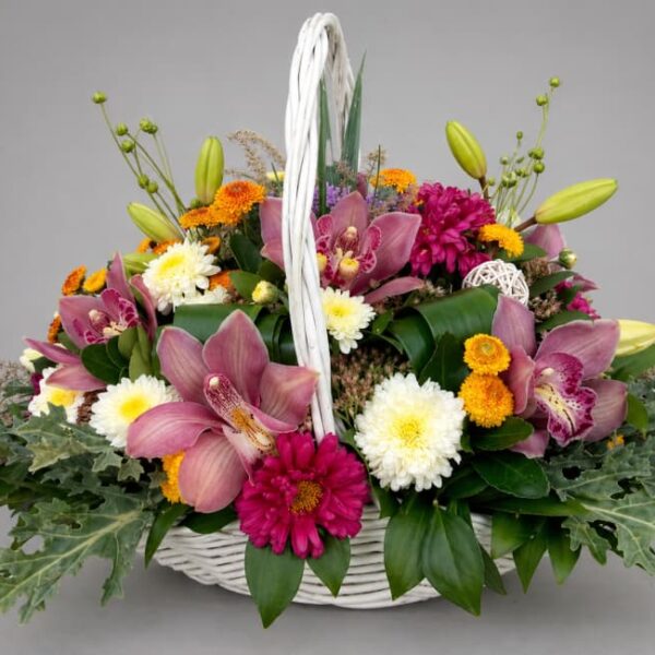 cvetna korpa sa orhidejama i ljiljanima