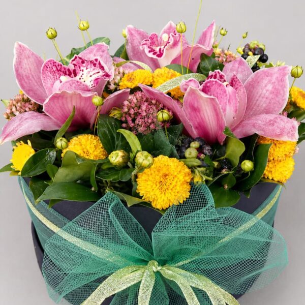 cvetni aranžman u kutiji sa orhidejama