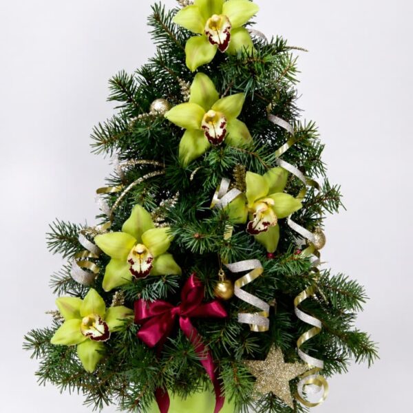 novogodišnja dekoracija sa orhidejama i jelkom