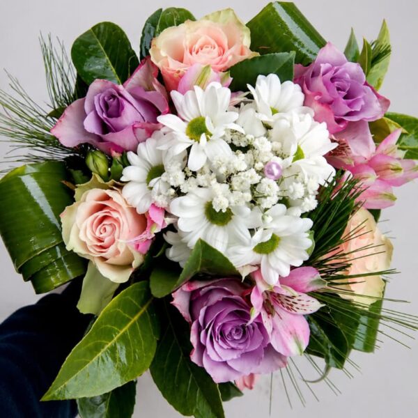 buket cveća pastelne ruže bele rade Beograd dostava