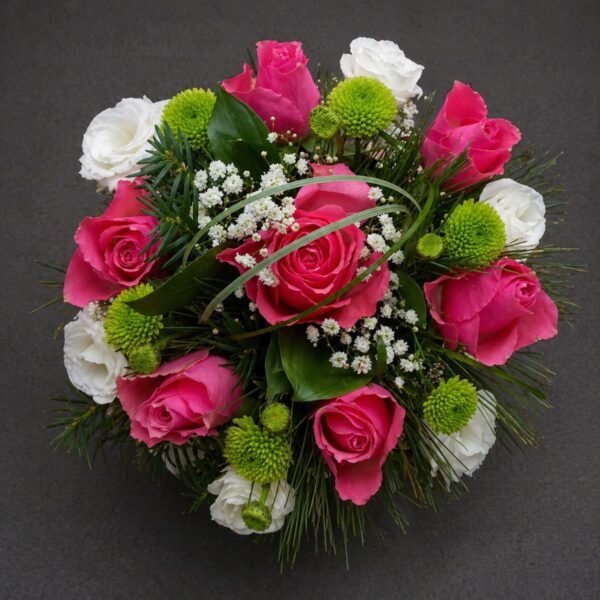 buket roze ruza i belog cveca beograd dostava