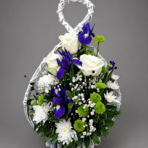 cveće u korpi ruže iris aranžman Beograd