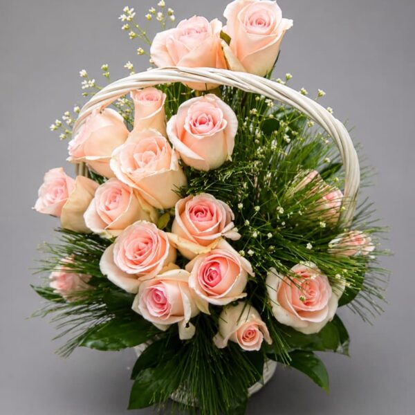 korpica sa roze ružama aranžman Beograd