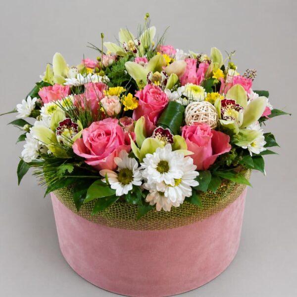 cvetni aranžman sa ružama orhidejama i margaretama u nežnim tonovima