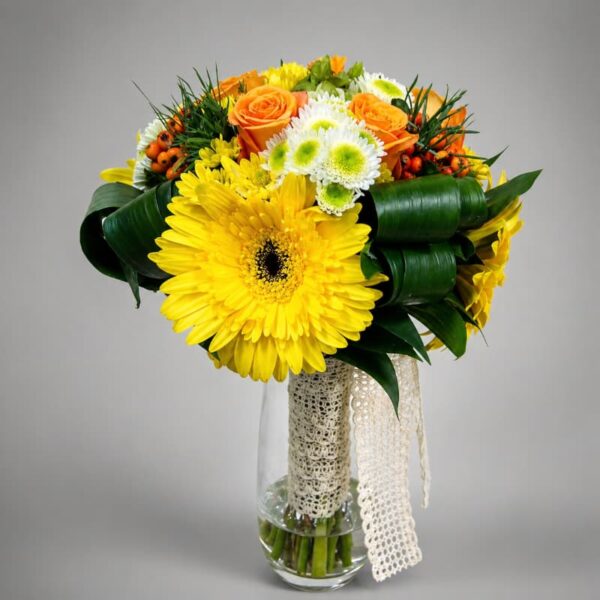 buket sa narandžastim ružama i žutim gerberom