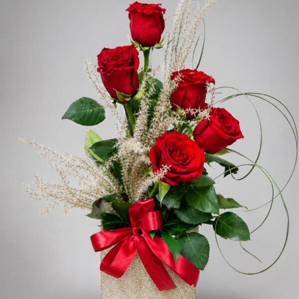 aranžman sa crvenim ružama u zlatnoj kutiji sa crvenom mašnom
