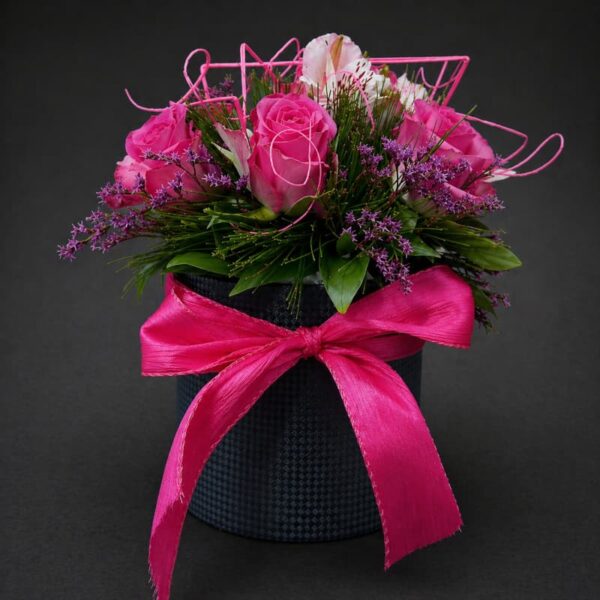 aranzman u kutiji roze ruze sa masnom elegantan poklon