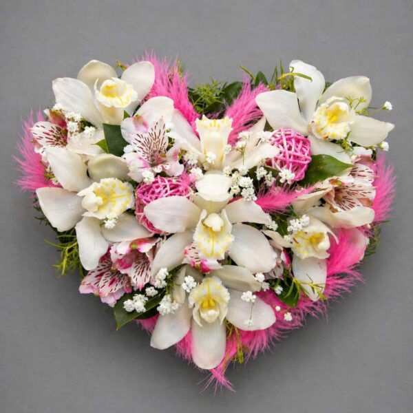 cvetni aranzman srce sa orhidejama luksuzni romanticni poklon