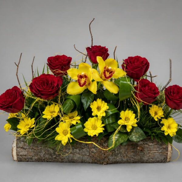 cvetni aranzman crvene ruze zute orhideje drvena dekoracija