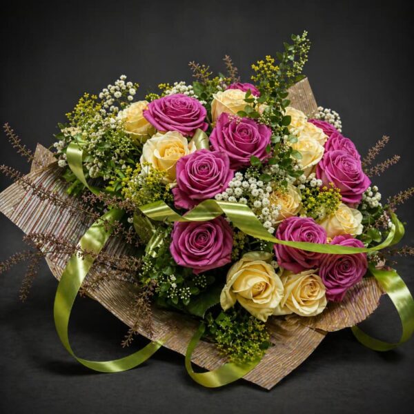 buket roze i krem ruza elegantan cvetni aranzman