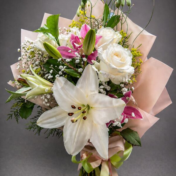 buket ljiljana i ruza u pastelnom pakovanju dostava beograd