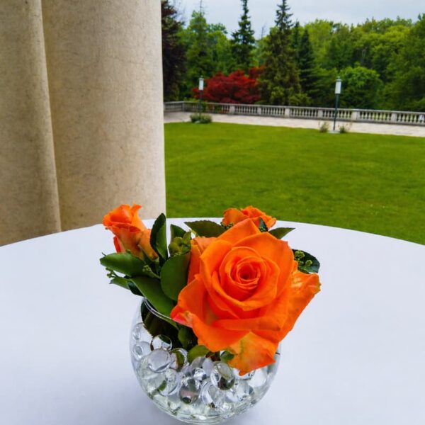 mini dekoracija stola narandzaste ruze staklena vaza svadba