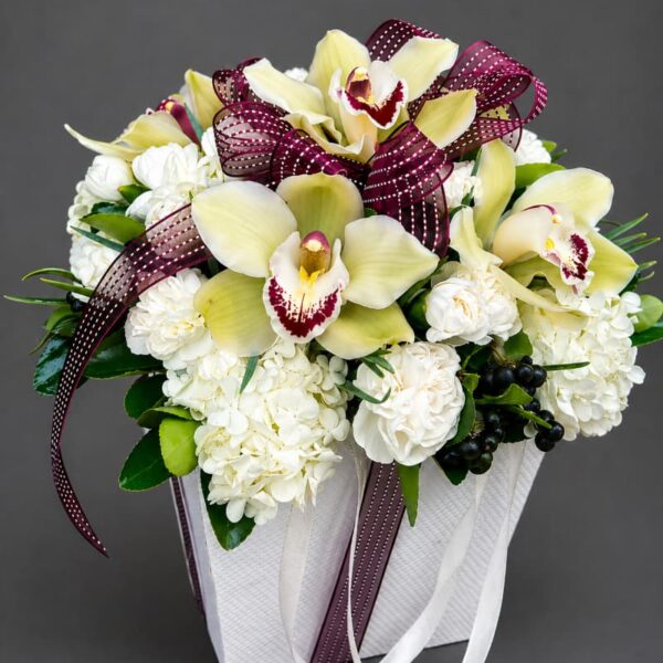 box sa orhidejama i belim cvećem u elegantnom pakovanju