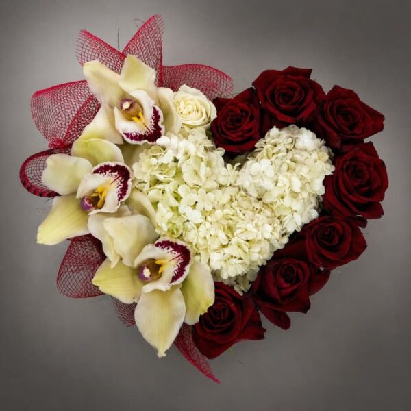 cvetni aranzman u obliku srca ruze hortenzija orhideja