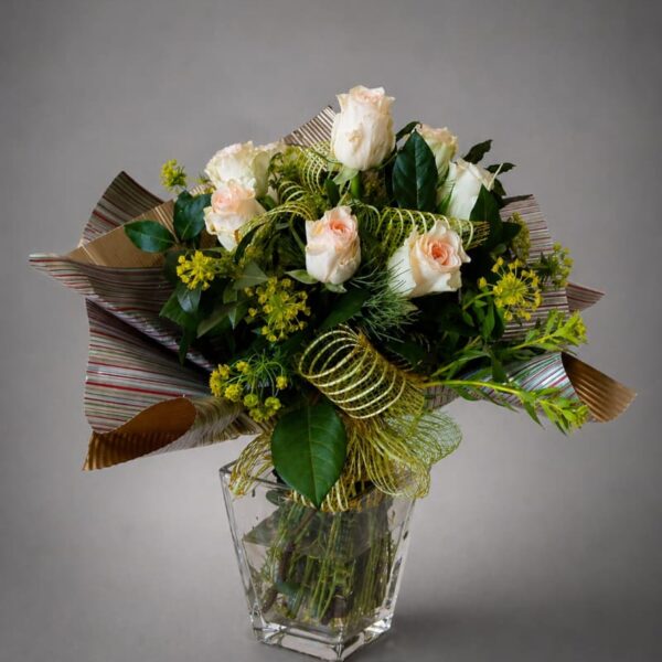 buket nežnih ruza u staklenoj vazi elegantan aranzman