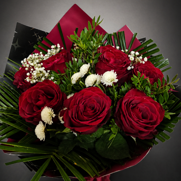 buket crvenih ruza sa dekoracijom elegantan aranzman