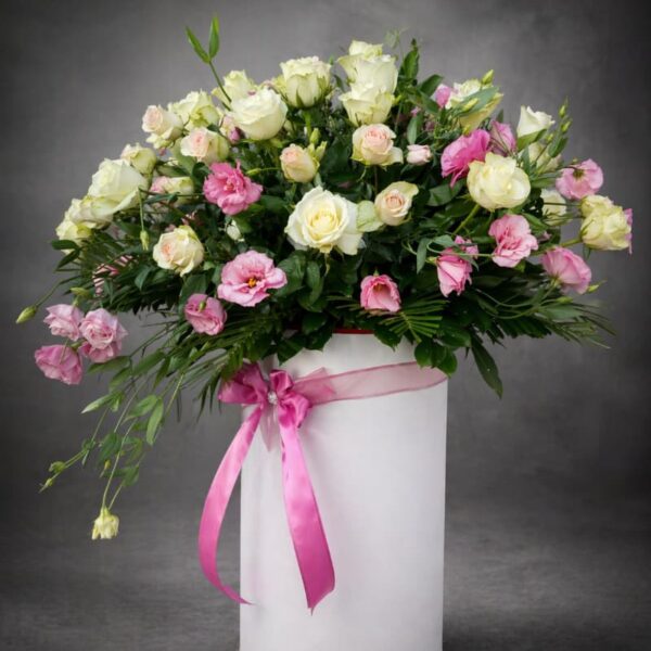 ekskluzivni cvetni aranžman bele ruže i roze lizijantus u kutiji