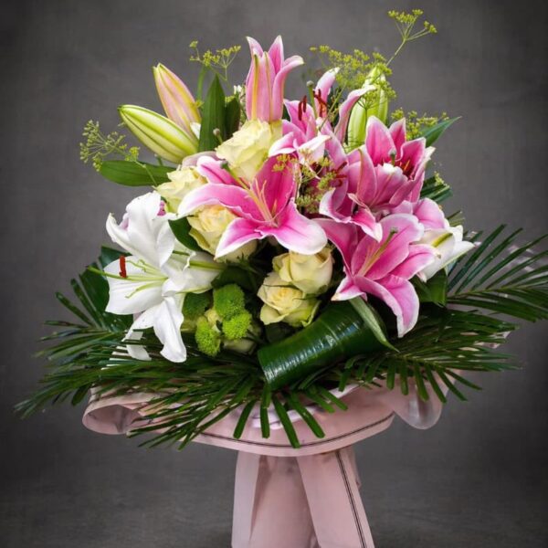 buket ljiljana i ruža sa zelenilom luksuzni cvetni aranžman