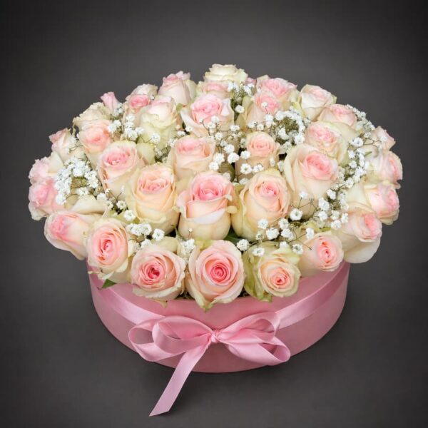 ruže u kutiji roze i krem romantični cvetni aranžman