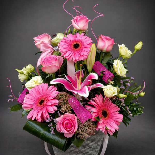 cvetni aranžman gerberi ruže ljiljan roze moderan buket