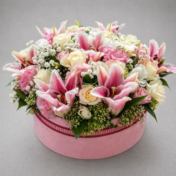 cvetni aranžman sa ljiljanima i ružama u kutiji