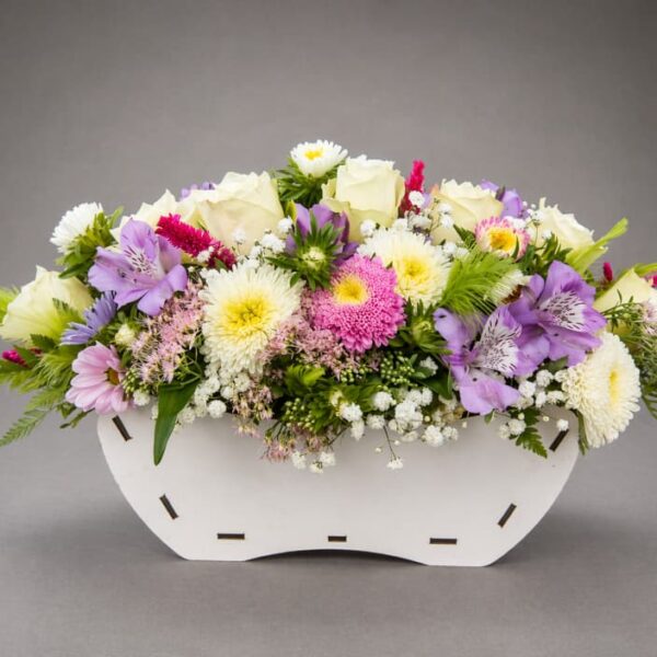 cvetni aranžman u korpi sa raznobojnim sezonskim cvećem