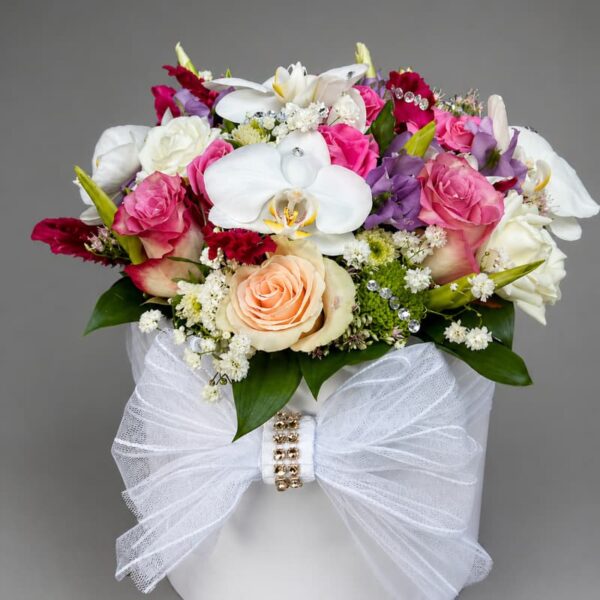 cvetni aranžman u beloj kutiji sa orhidejom i ružama dostava beograd