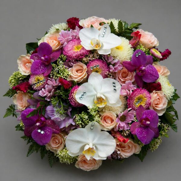 flower box sa orhidejama i ružama u roze i ljubičastim tonovima