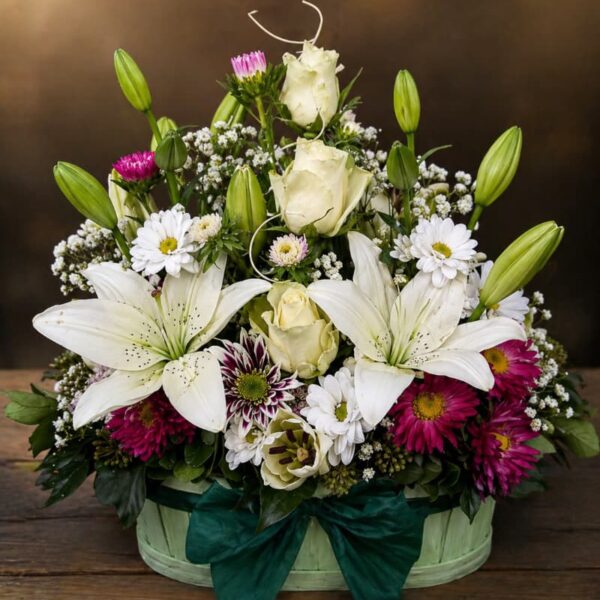 aranžman sa ljiljanima i ružama u korpici dostava beograd