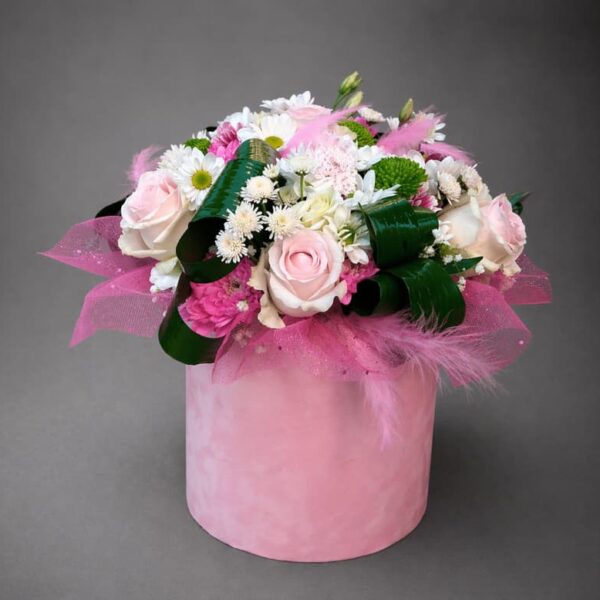 aranžman ruža i sezonskog cveća u roze kutiji sa dekoracijom