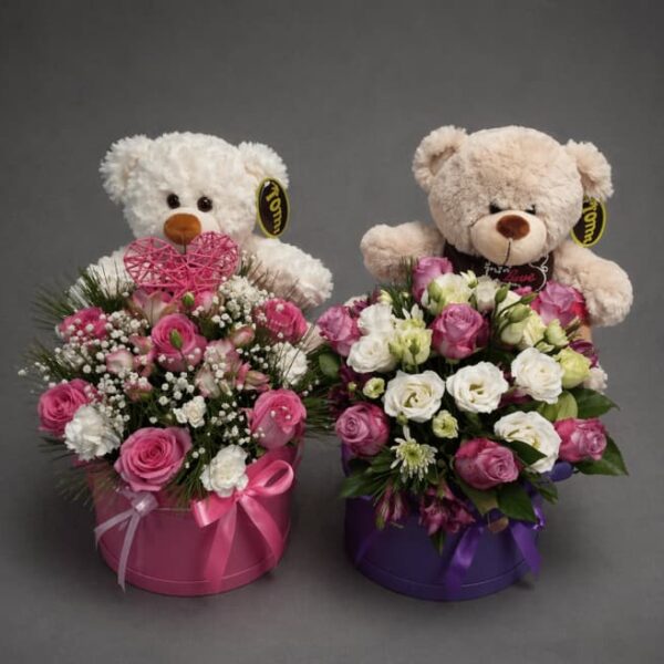aranžman cveća sa plišanim medama u dekorativnim kutijama