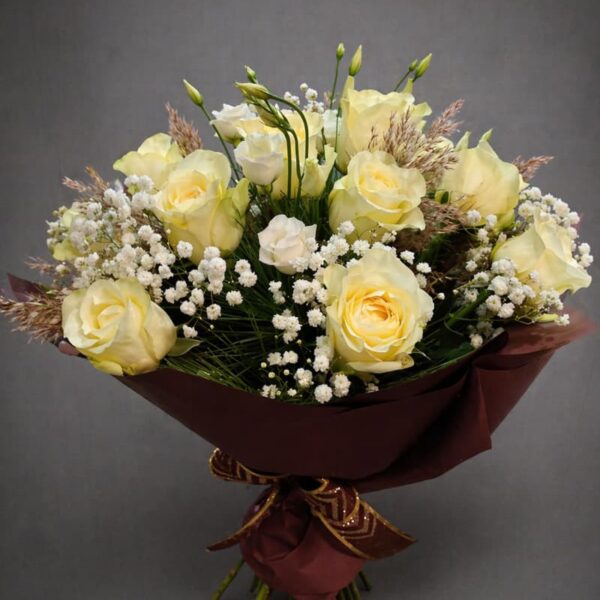 buket belih ruža sa gipsofilom u dekorativnom pakovanju