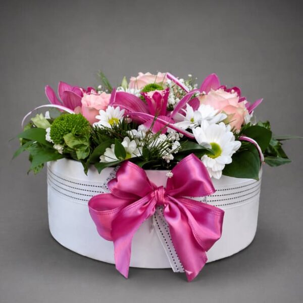 aranžman u beloj kutiji sa ružama i sezonskim cvećem roze i belih tonova