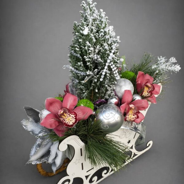 novogodišnji aranžman sa jelkom i orhidejama u dekorativnim sankama
