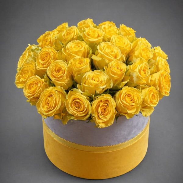 žute ruže u elegantnom boksu sa dekorativnim detaljima