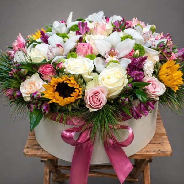 Veliki plišani boks sa cvećem aranžman ruže i sezonsko cveće