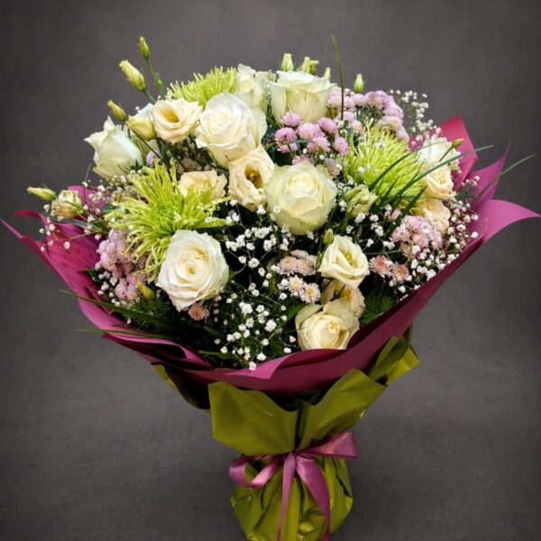 Buket u sundjeru sa vodom belo cvece elegantan aranžman