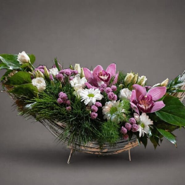 Aranžman sa orhidejama i ruzama u dekorativnoj posudi