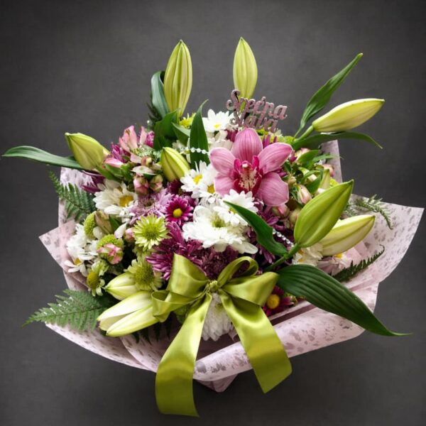 Buket za slavu sa orhidejama i ljiljanima elegantan aranžman