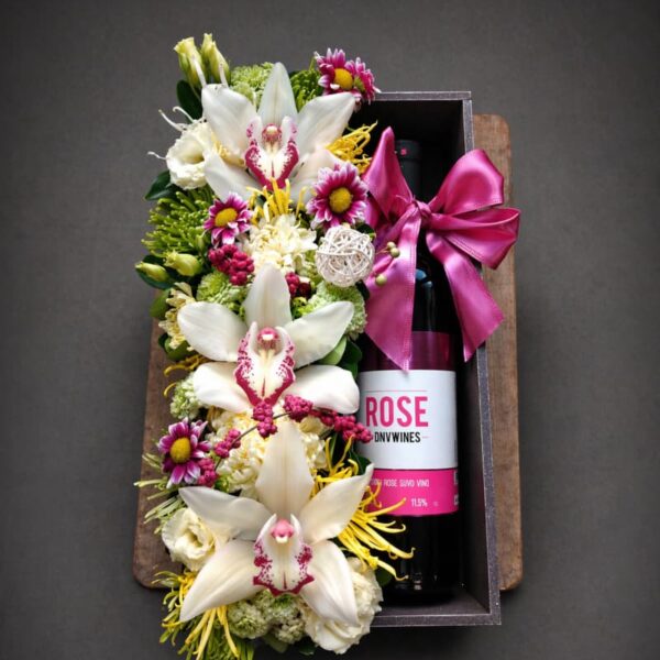 cveće i vino u kutiji aranžman sa orhidejama i dekoracijom