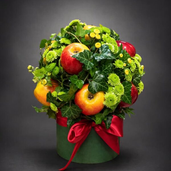 voćni aranžman sa jabukama i cvećem u zelenoj kutiji
