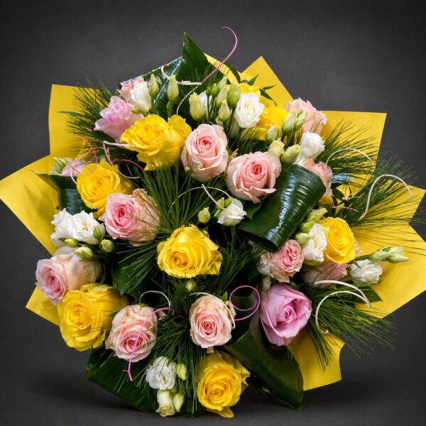 buket žutih i roze ruža sa dekorativnim zelenilom