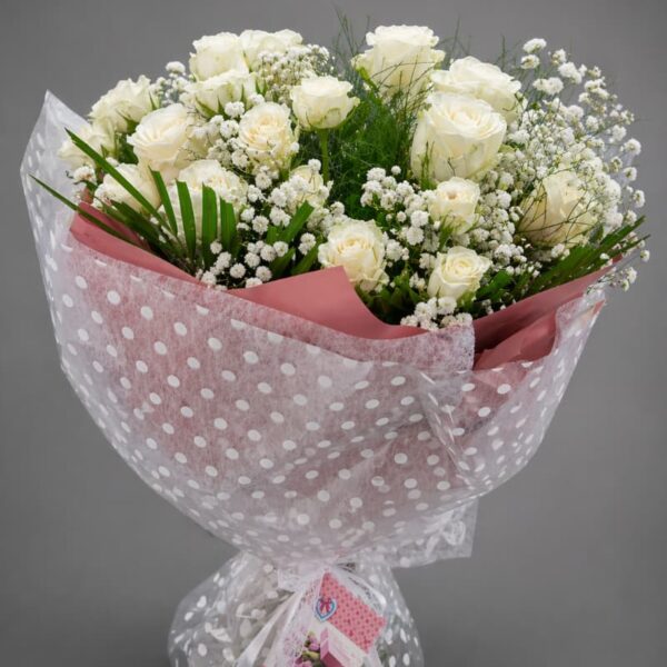 buket belih ruža sa gipsofilom dostava Beograd